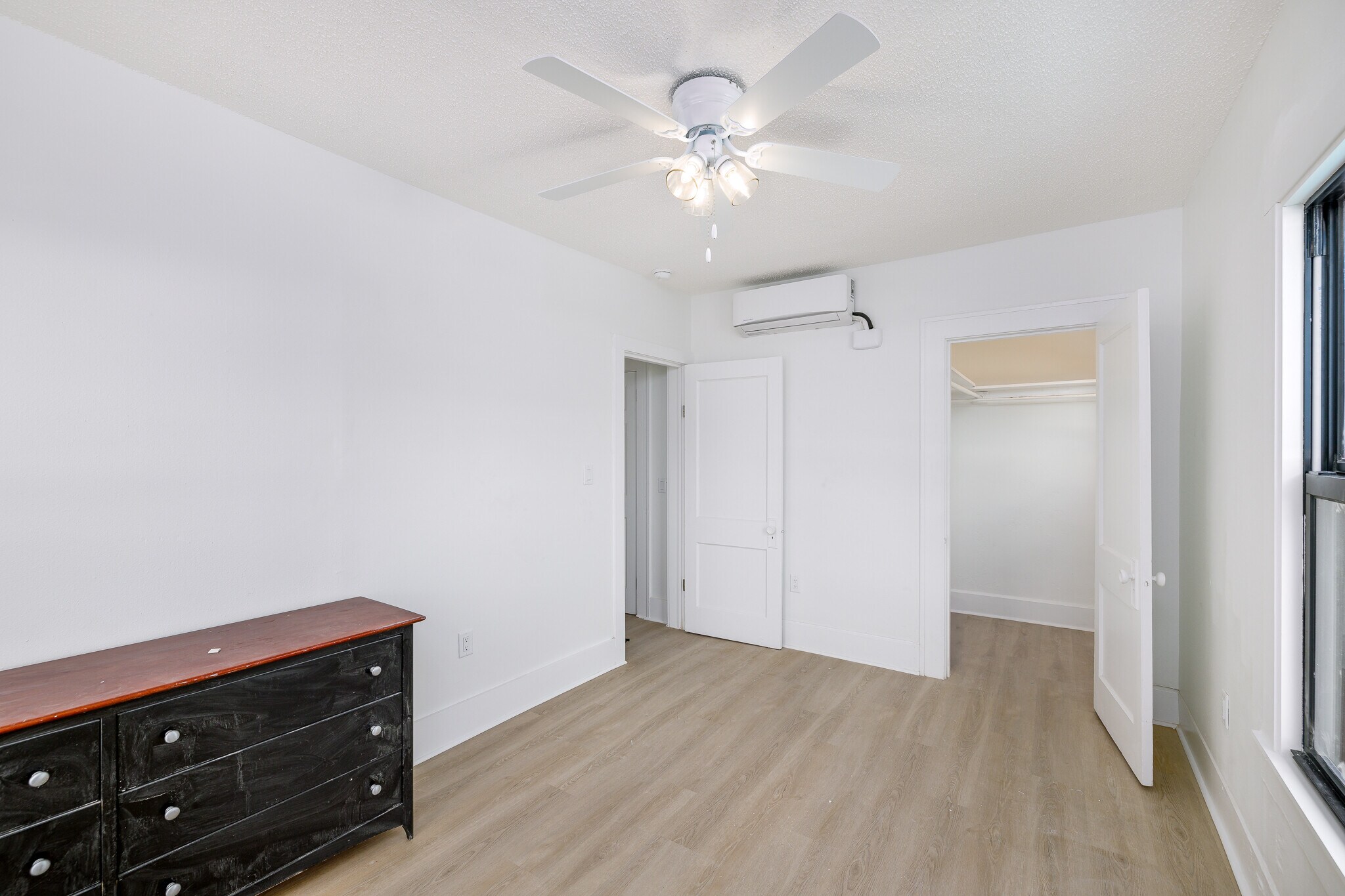 king size bedroom 1 - 618 7th Ave N