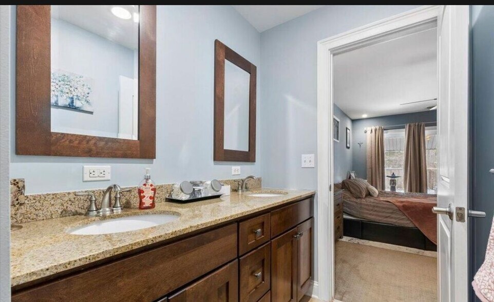 Building Photo - 949 Hudson Ave