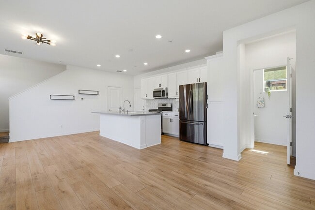 Building Photo - 4 Bedroom Townhome for rent In Murrieta
