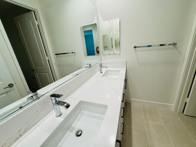 Building Photo - 8631 Mission Villa Dr