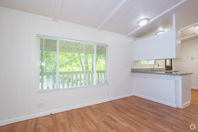 2BR, 2BA - 924SF - Dining Room - 117 Granite Ct