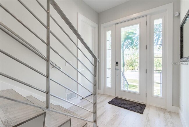 Building Photo - 580 Broadway St