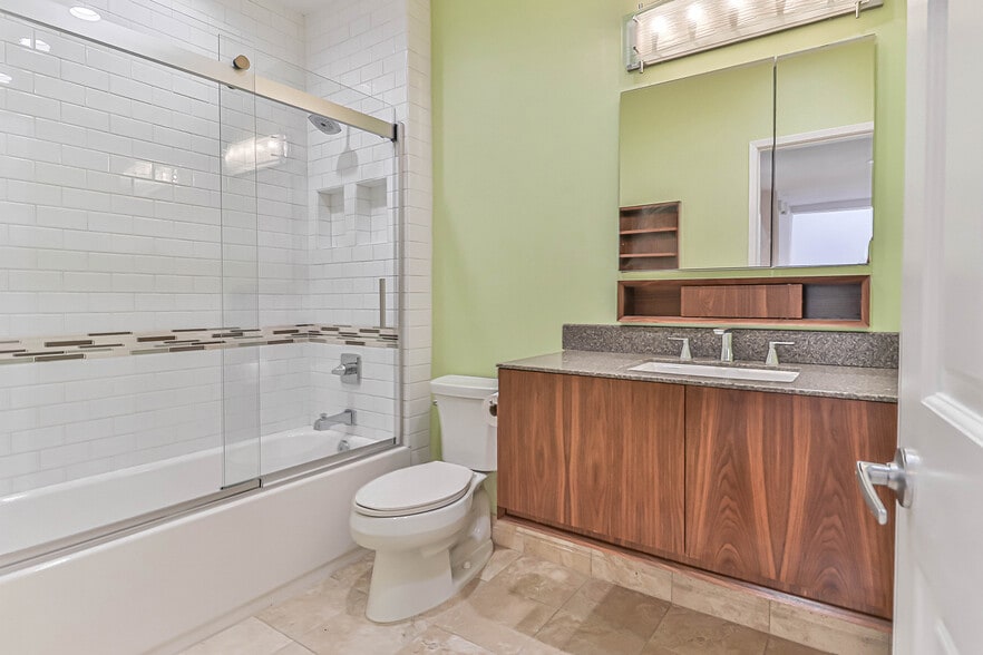 Full Bathroom with Tub Shower - 1115 19th St