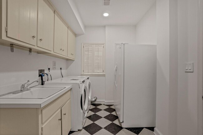 Building Photo - 4925 Weaver Terrace NW
