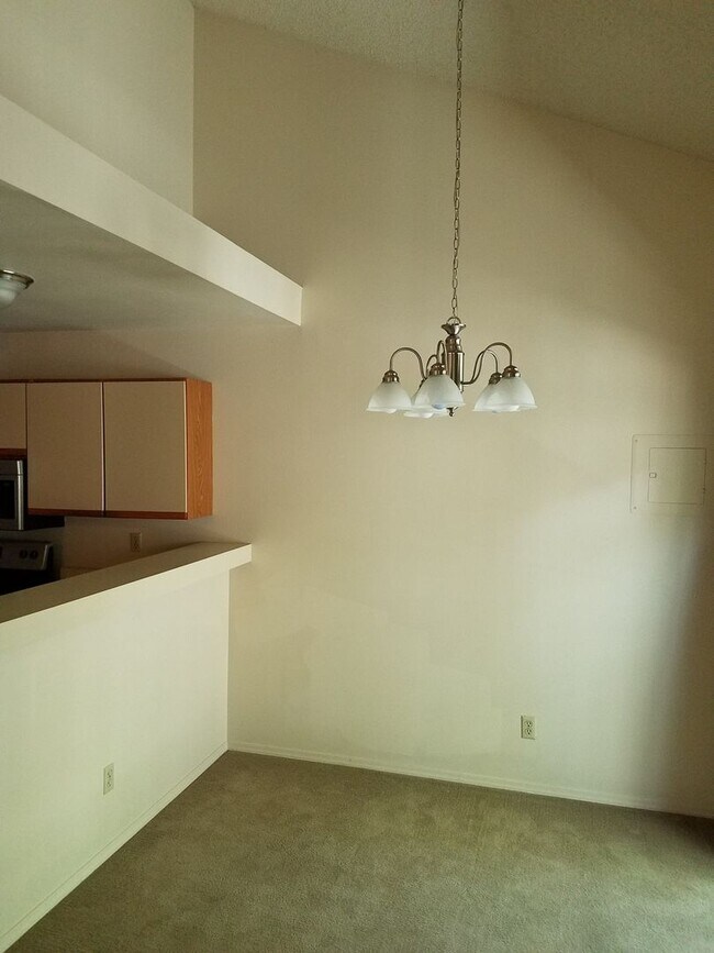 Building Photo - Valley Hi one level living