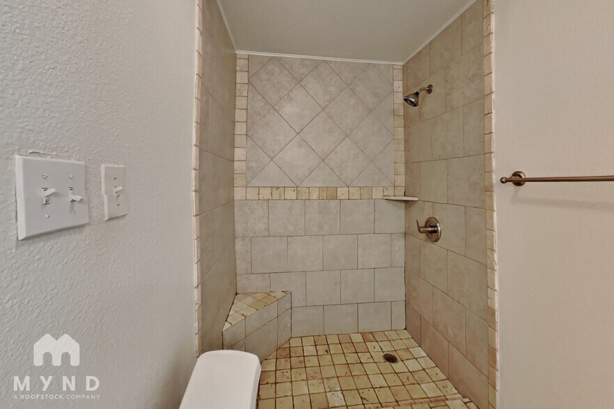 Building Photo - 461 NW Charlyne Dr
