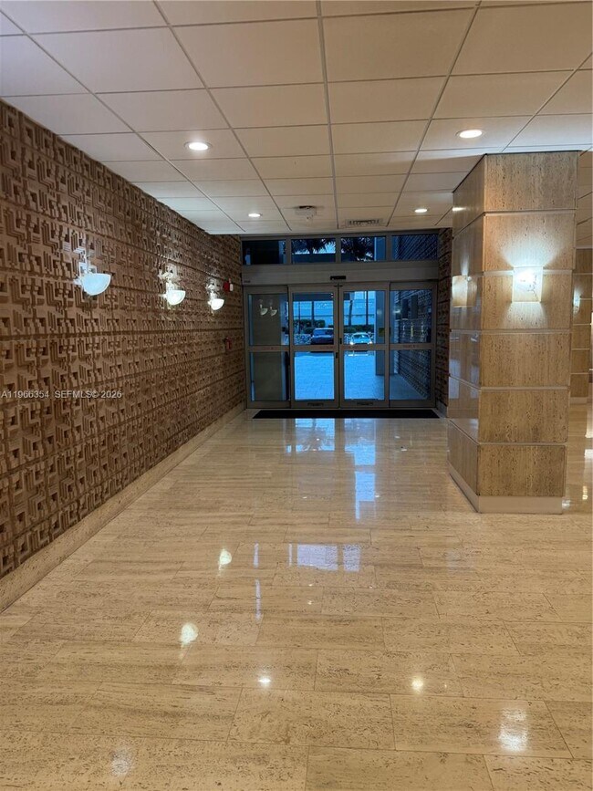 Building Photo - 2899 Collins Ave