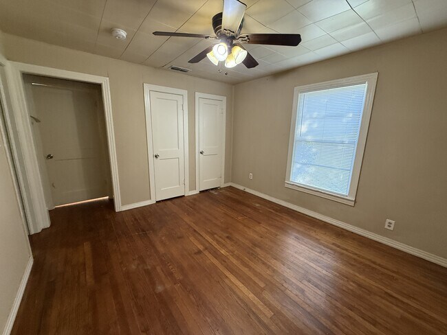 Building Photo - 2425 Bolivar St