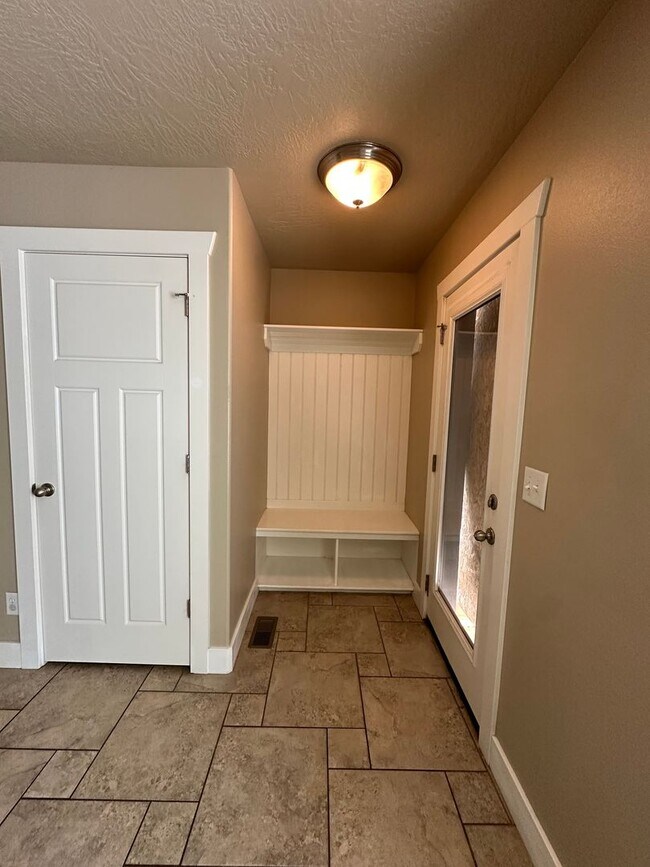 Building Photo - Dog friendly 3 Bedroom 2.5 Bath town home in Provo.