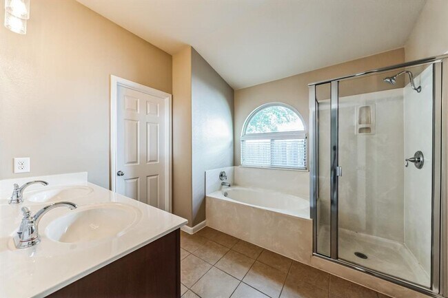 Building Photo - Great 4 bedroom in Cedar Park