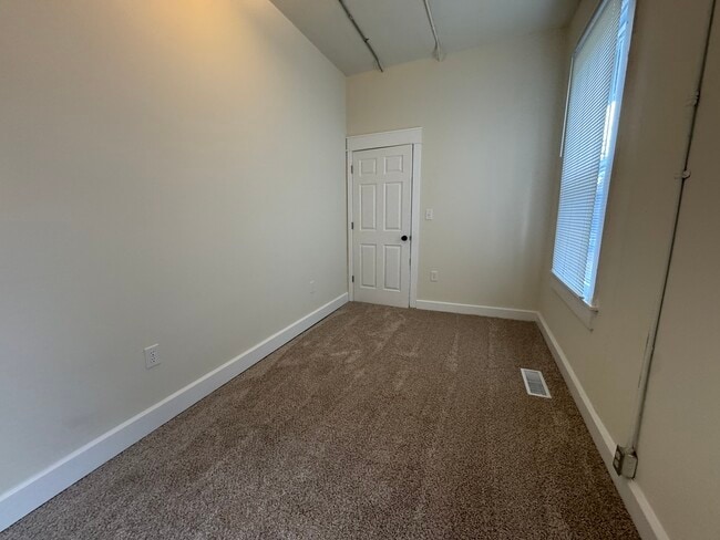 Building Photo - 215 E 9th St