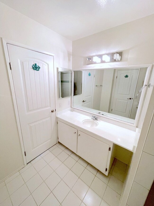 Building Photo - M/I SPECIAL - Remodeled Townhome in Point ...