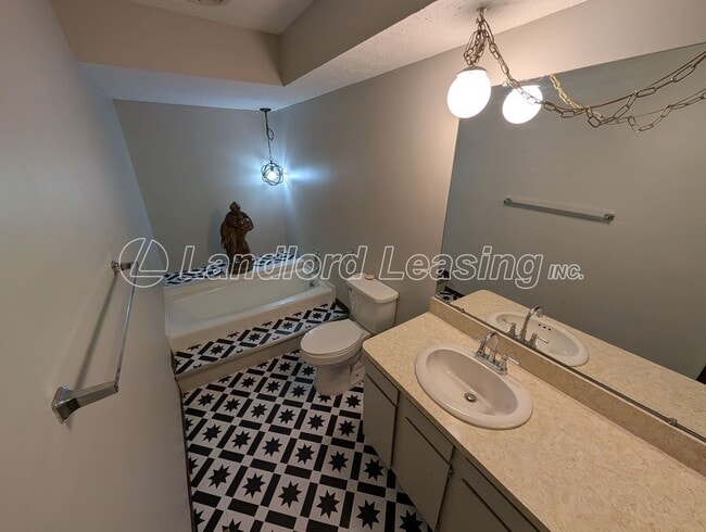 Building Photo - Spacious Townhome with Vaulted Ceilings, Fireplace & Garage