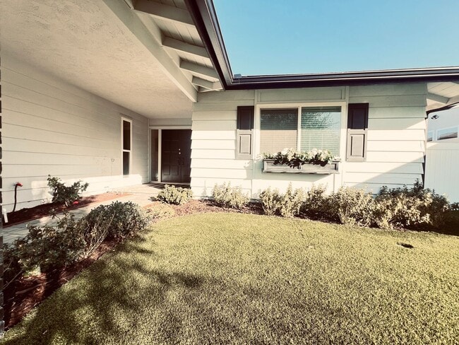 Building Photo - Renovated Rancho Bernardo 55+ Community 2 Bedroom 2 Bathroom Home