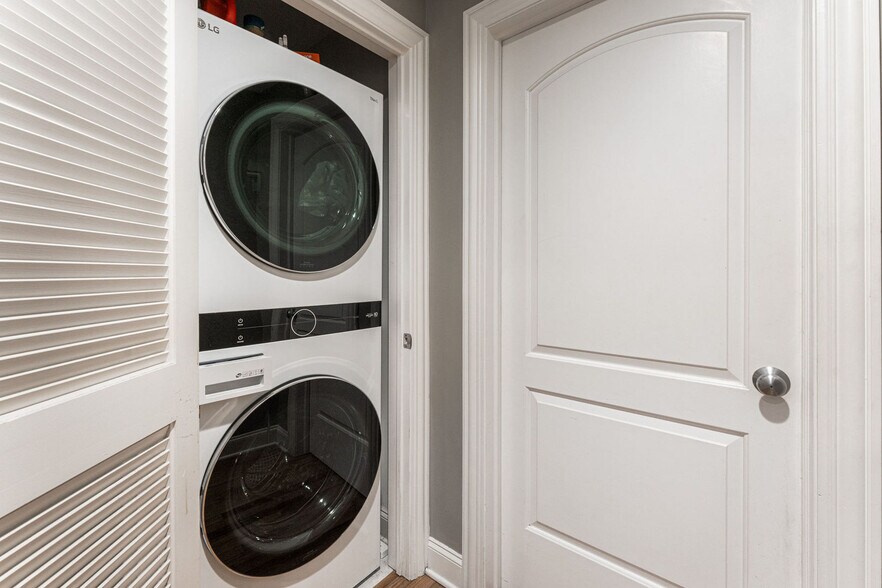 Building Photo - 726 W Addison St