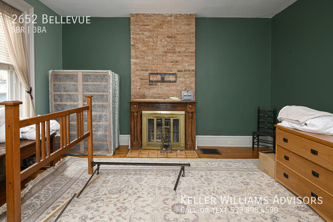 Building Photo - 2652 Bellevue-