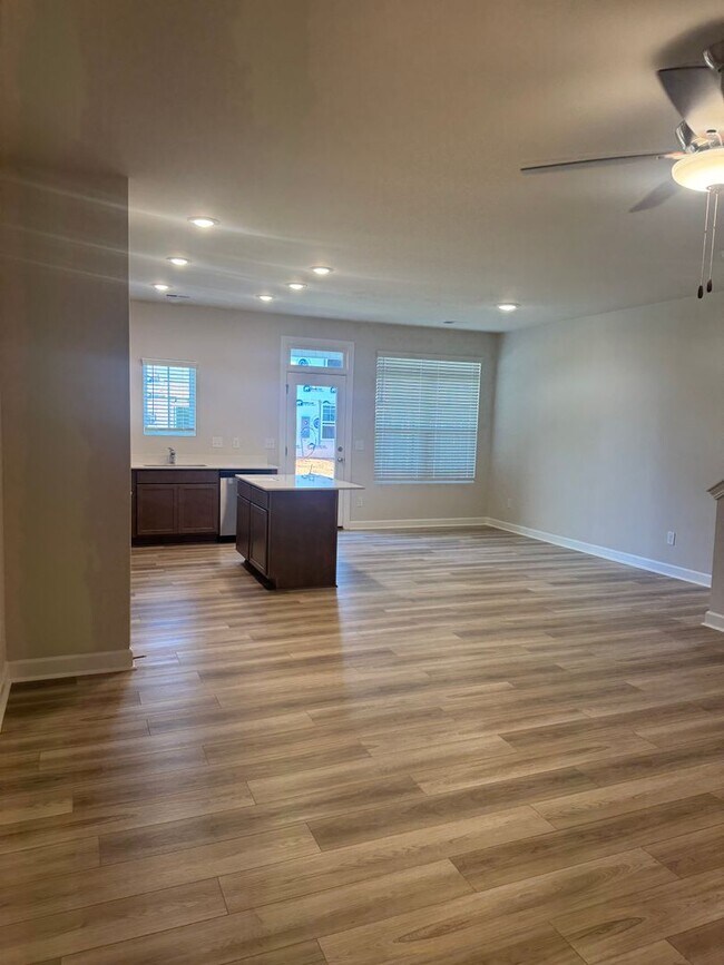 Building Photo - Brand New Luxury Living!