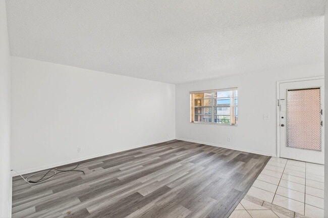 Building Photo - 180 Flanders C