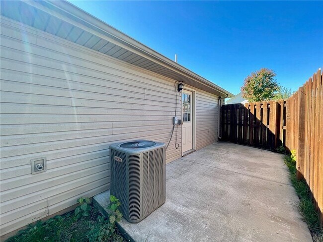 Building Photo - 865 Meadowlands Dr