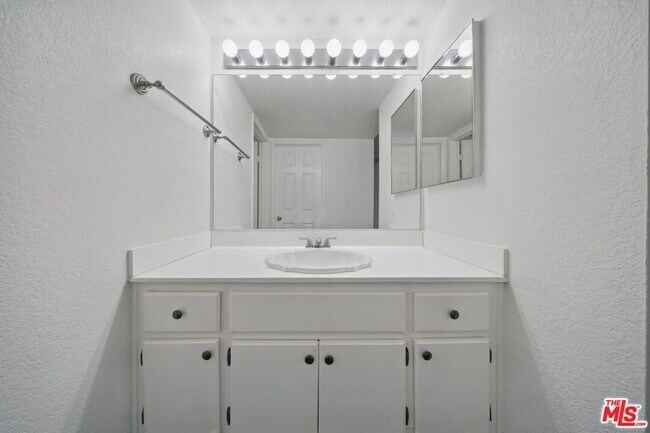 Building Photo - 5744 Oak Bend Ln