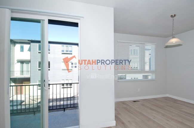 Building Photo - 992 W 380 S