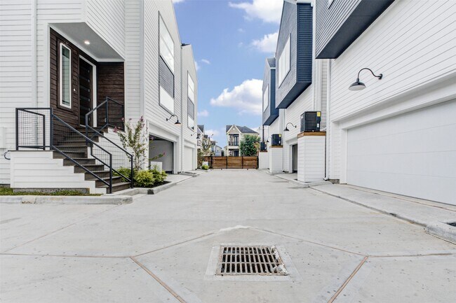 Building Photo - 1131 W 17th St