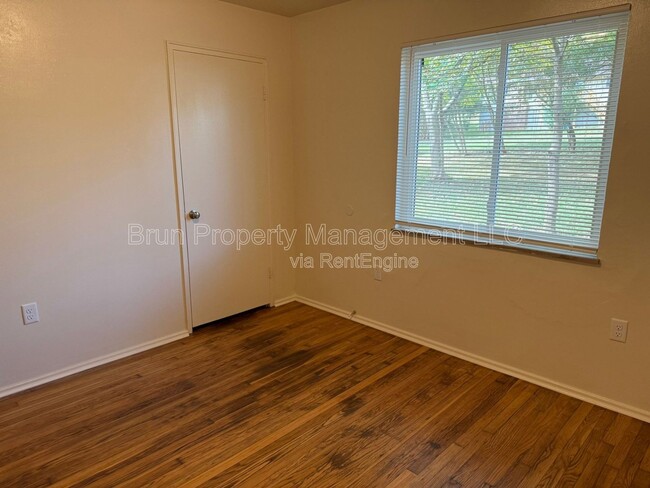 Building Photo - 3817 Woodlake Dr