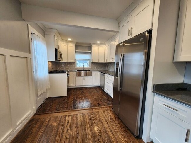 Building Photo - Beautiful and Spacious 3BR 2BA Home w/ Remodeled Kitchen • Patio & Fenced Yard in St. Matthews