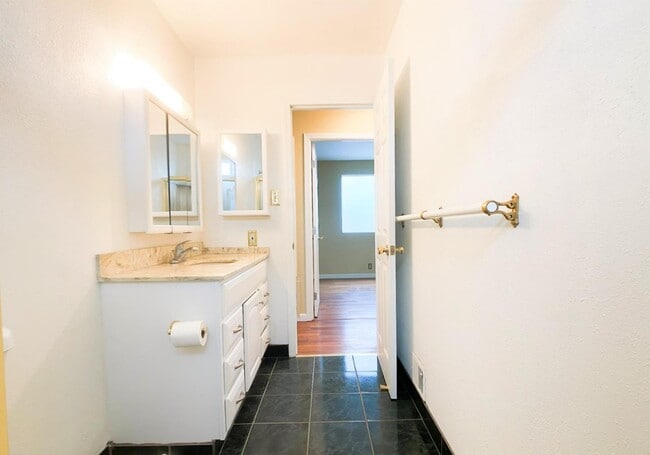 Building Photo - 1215 Skyline Dr