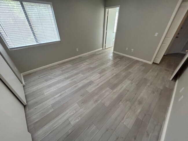 Building Photo - INVITING 2 BEDROOM TOP FLOOR CONDO IN A CE...