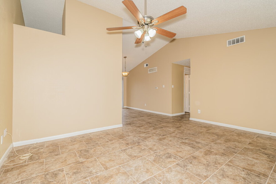 Building Photo - 1205 High Valley Dr