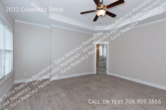 Building Photo - 2033 Cherokee Dr