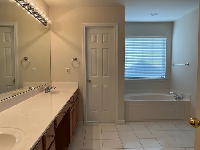 Building Photo - 4 bed, 2.5 bath w/ 2 car garage close to p...