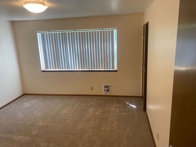 Building Photo - 260 E 38th Ave
