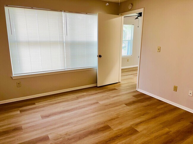 Building Photo - 2585 Grassy Point Dr