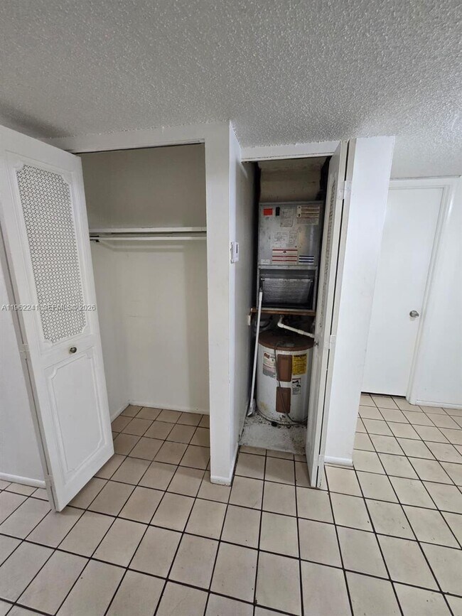 Building Photo - 3750 Inverrary Dr