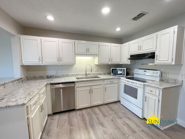 Building Photo - Stunning 3 Bedroom Townhome in Shalimar!