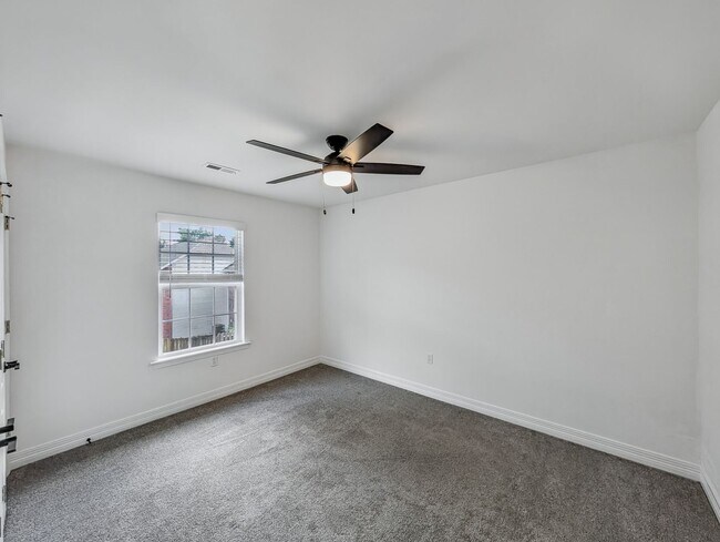 Building Photo - 904 Dixson St