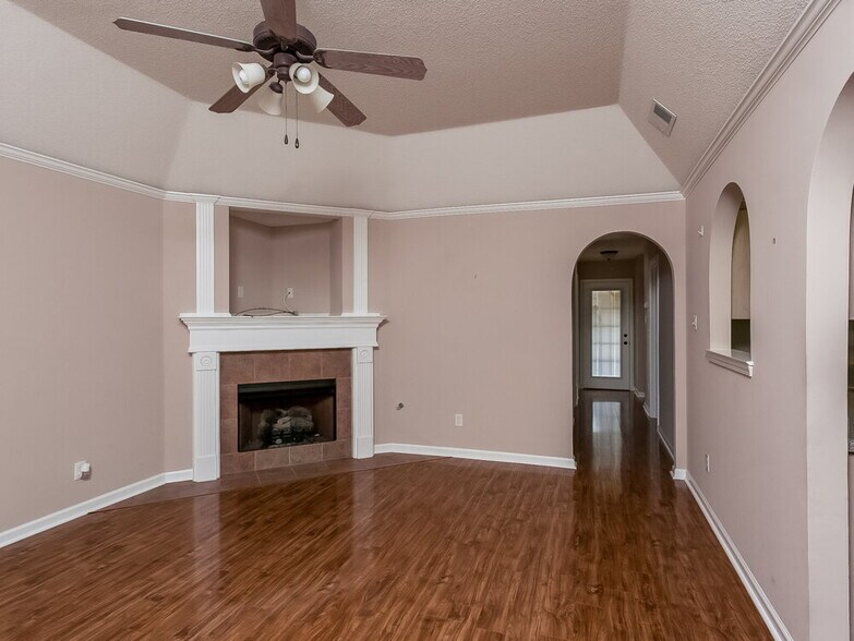 Building Photo - 1596 Far Dr