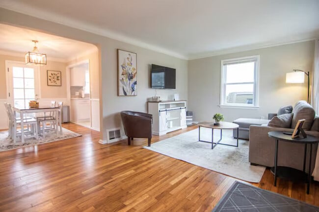 Building Photo - 7046 Greenleaf Ave