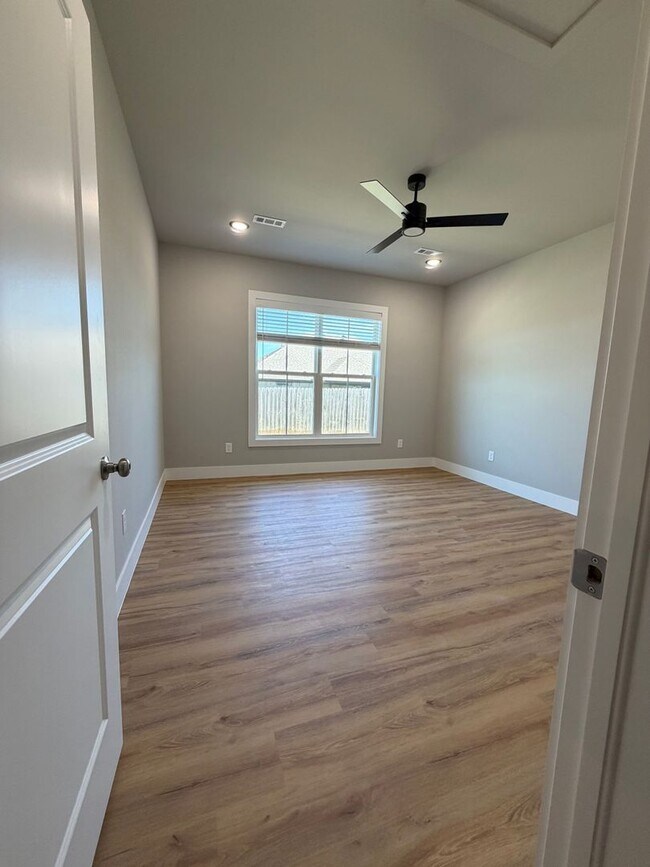 Building Photo - ***1002 Seaborn Way***