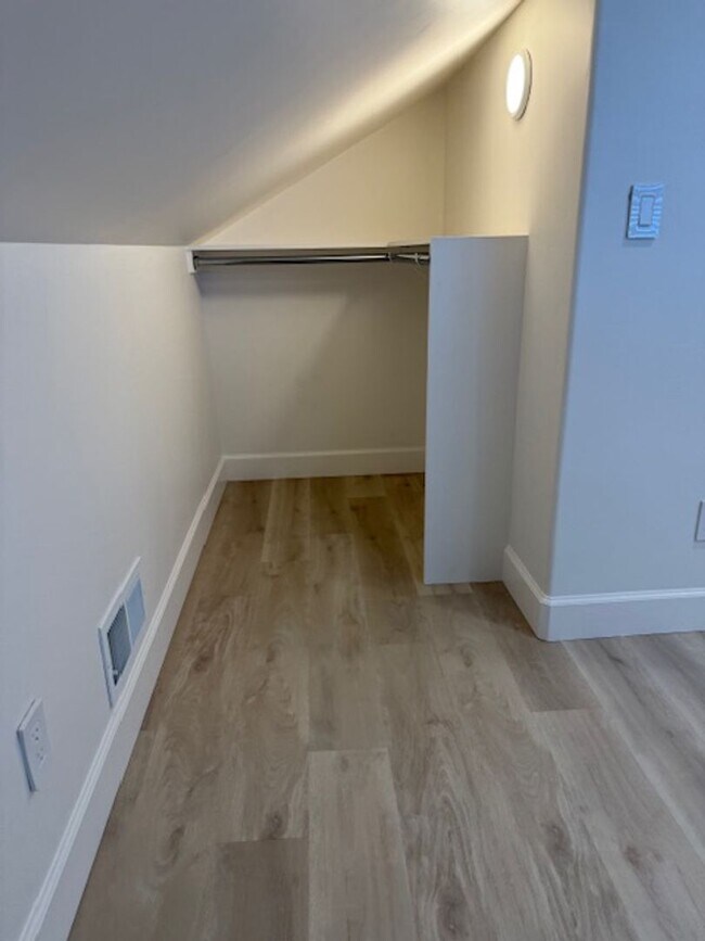 Building Photo - Great 2 bedroom, 1 bathroom house with office/bonus room and Ocean Views near DLI and downtown Mo...