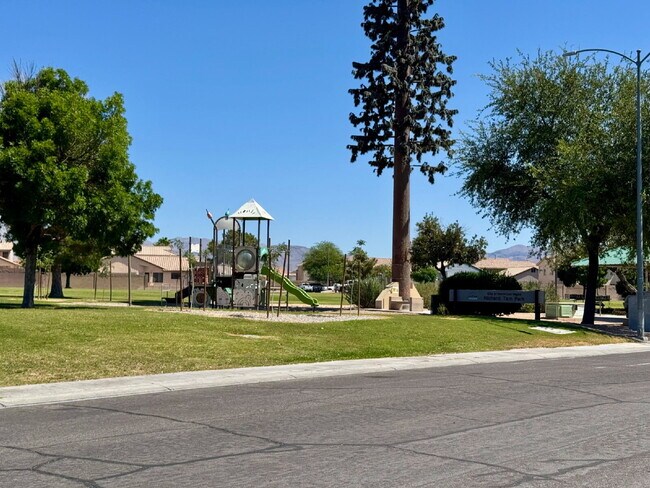 Building Photo - Spacious 4BD/3BA NLV Home with Downstairs ...