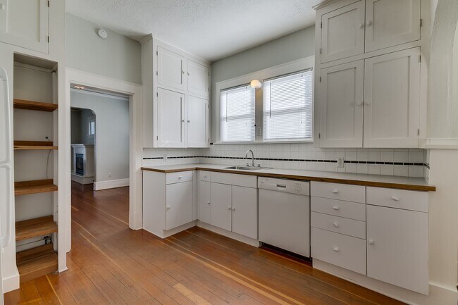 Building Photo - 3Bd/1.75Ba Seattle House