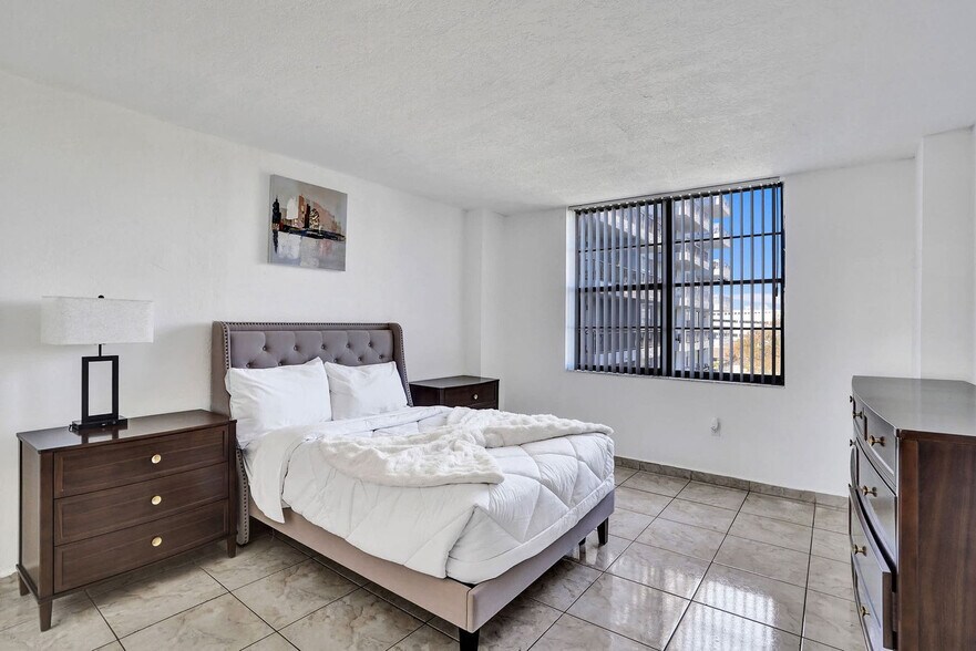 Building Photo - 777 NW 155th Ln