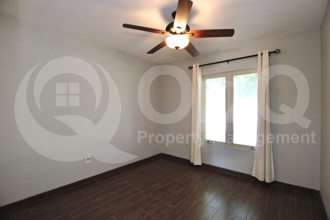 Building Photo - 967 W La Jolla Dr