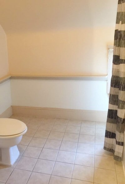 Large Full Bath w. Tile Throughout - 4408 Oak Park Ave