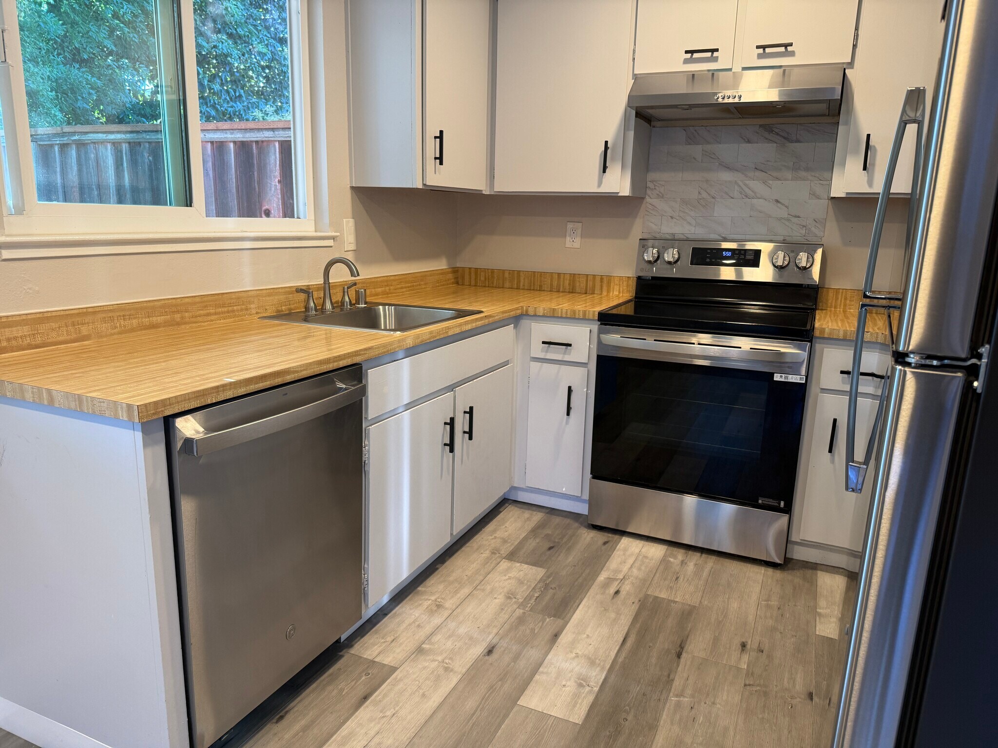 Kitchen: New Dishwasher & Sink/Faucet - 5181 Oxbow Ct