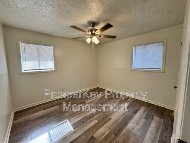 Building Photo - 4846 Maplewood Dr