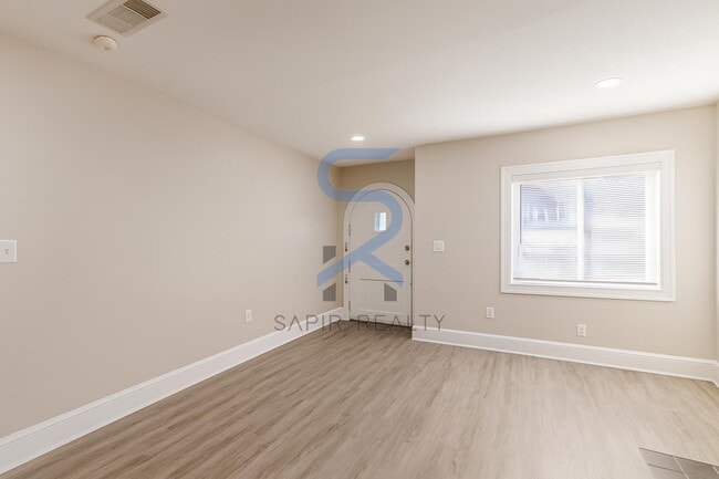 Building Photo - Move-In Ready All-Electric Home in Desirable Venetian Hills